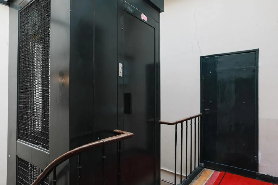 Amazing Mazarine Studio location